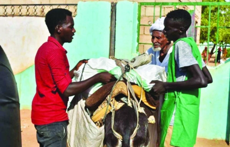 عائلة سودانية تحمل المواد الغذائية على حمار (واس)