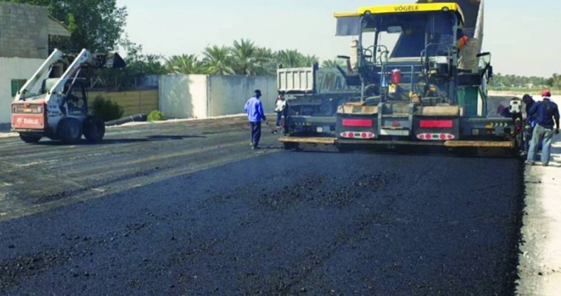 معدة خلال سفلتة أحد الشوارع (مكة)