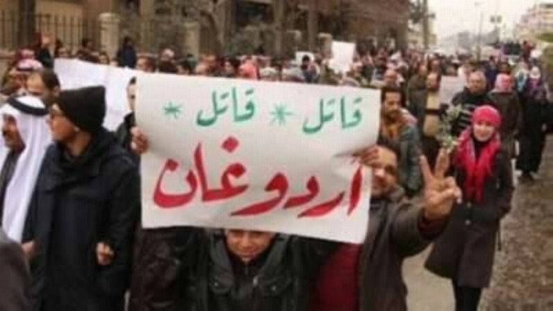 أتراك يرفعون لوحة «إردوغان قاتل» (مكة)