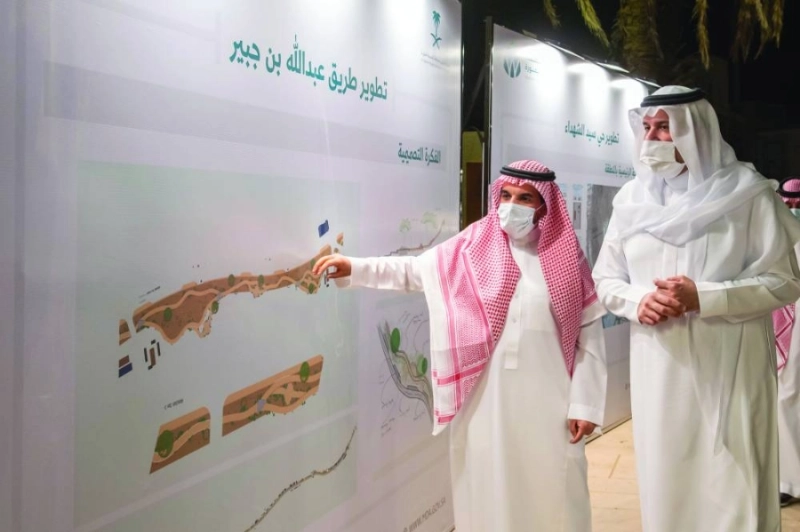 فيصل بن سلمان متفقدا المشاريع (مكة)