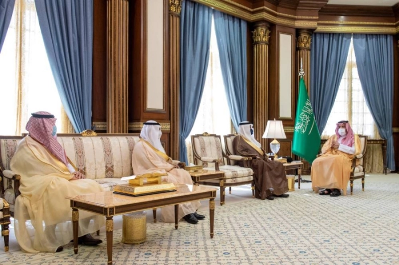 فيصل بن سلمان خلال لقائه محمد بنتن وعبدالفتاح مشاط (مكة)