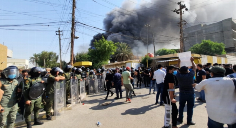 الحشد الشعبي لدى اقتحامه مقر الحزب الكردستاني (مكة)