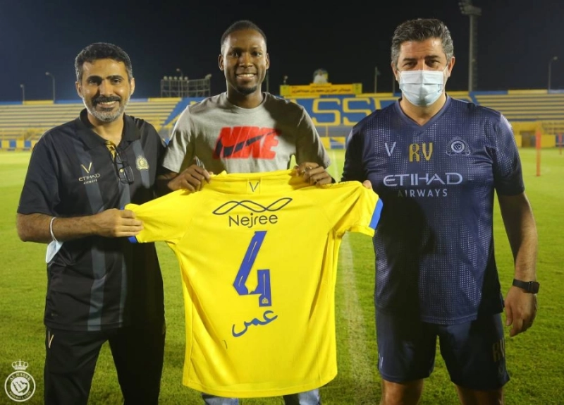 عمر هوساوي يستعرض قميصا كتب عليه اسمه بالعربي في ليلة وداعه بالنصر (إعلامي النصر)