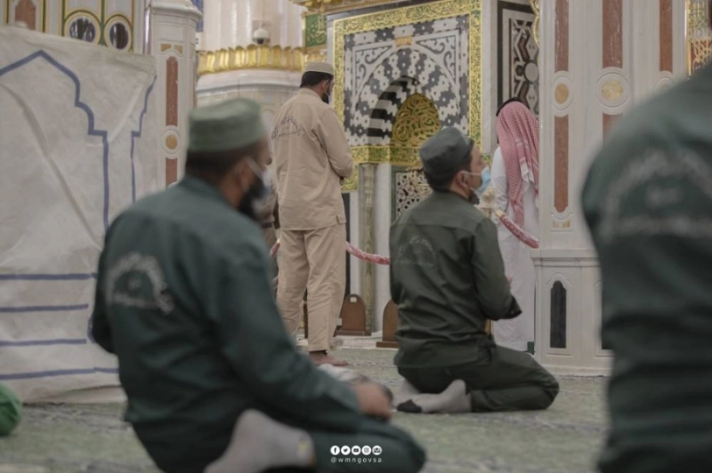 فرضية أمس استعدادا للصلاة في الروضة الشريفة (مكة)