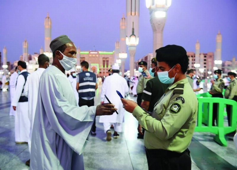 وافد ينهي إجراءات الدخول