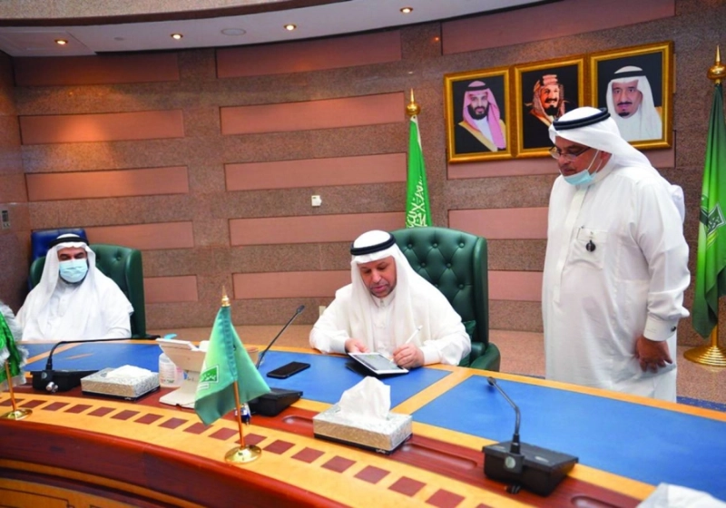 عبدالرحمن اليوبي لدى اعتماده المبادرات (مكة)
