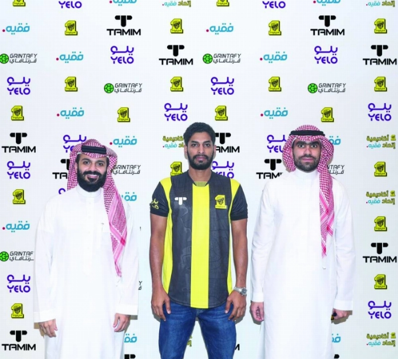 الجبرين عقب التوقيع للاتحاد أمس (إعلامي الاتحاد)