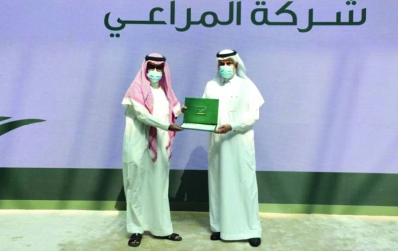 الفضلي خلال تسليم مسؤول إحدى الشركات (الزراعة)