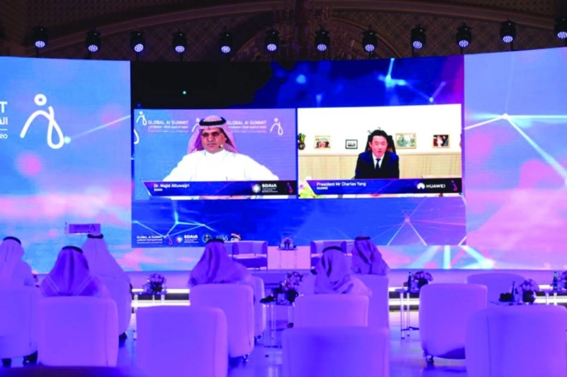 ماجد التويجري وتشارلز يانغ خلال فعاليات القمة العالمية