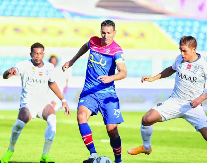 لاعب ابها يتجاوز اثنين من نجوم الهلال (اعلامي ابها)