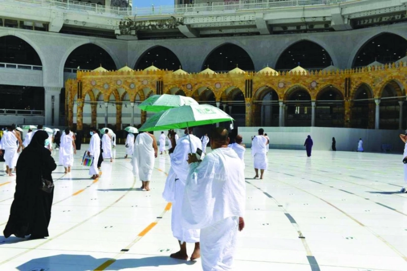 معتمرون في صحن المطاف