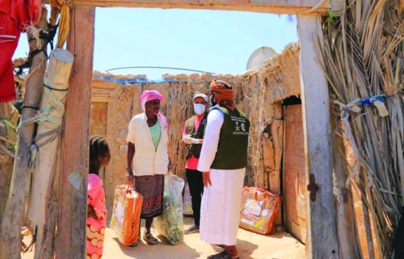 المركز يوزع مواد إيوائية على مسن يمني (واس)