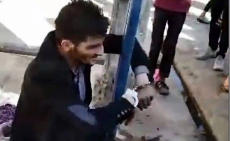 الشاب مربوطا بالعمود قبل تعذيبه (مكة)