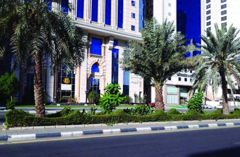 زهور متعددة الألوان بطريق المسجد الحرام (مكة)