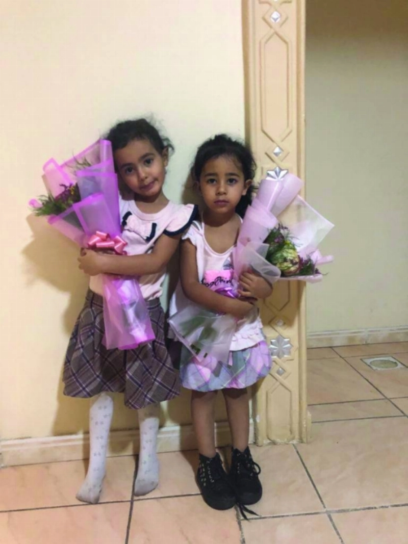 الطفلتان لحظة خروجهما من المستشفى (مكة)