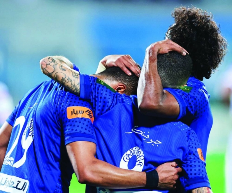 تهنئة سالم الدوسري وجوفينكو بهدفيهما في أبها أمس (إعلامي الهلال)