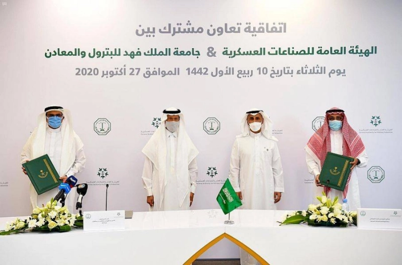 عبدالعزيز بن سلمان أثناء حضور توقيع الاتفاقية (جامعة الملك فهد)