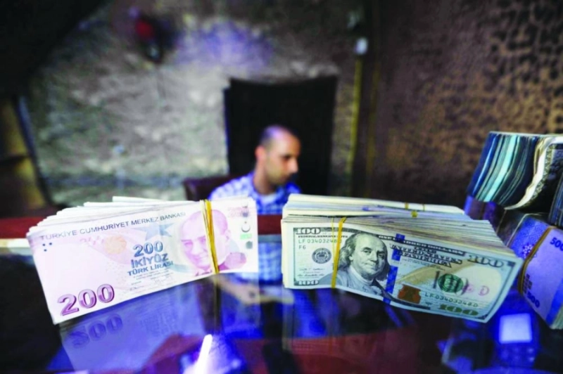 محل صرافة يعرض الليرة التركية (مكة)