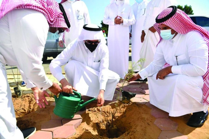 عبدالرحمن الفضلي خلال غرس شتلة بمتنزه السدر البري (مكة)