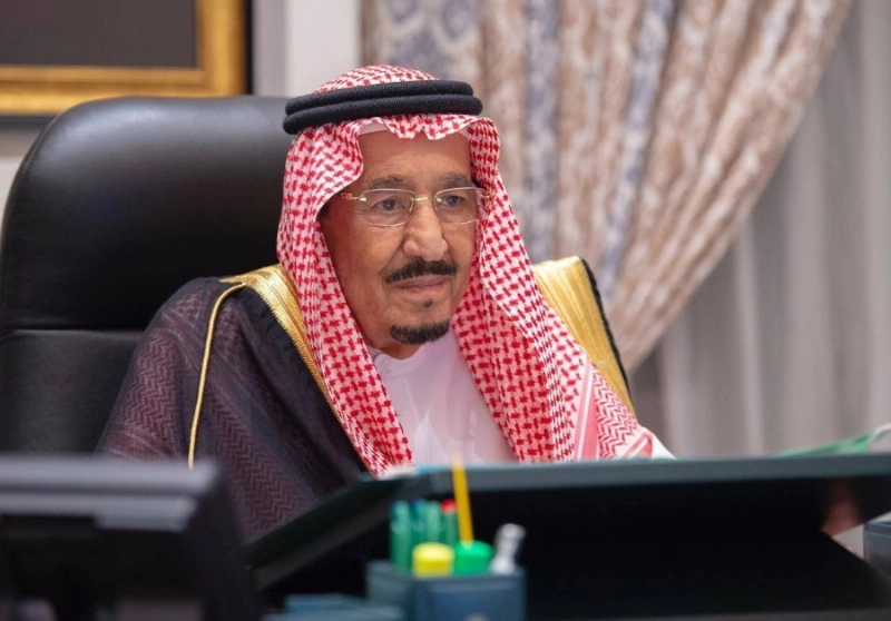 الملك سلمان لدى ترؤسه جلسة مجلس الوزراء عبر الاتصال المرئي أمس الأول (واس)