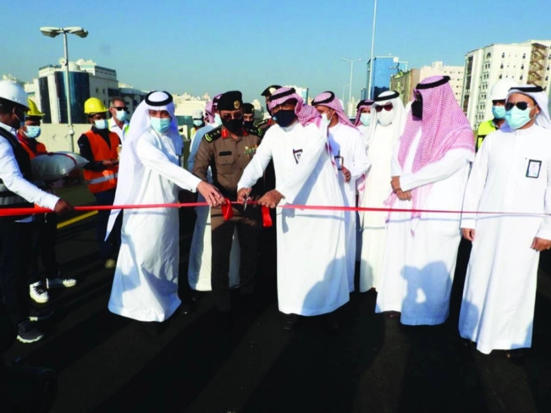 الجسر خلال قص الشريط إيذانا بافتتاحه (أنس الحارثي)