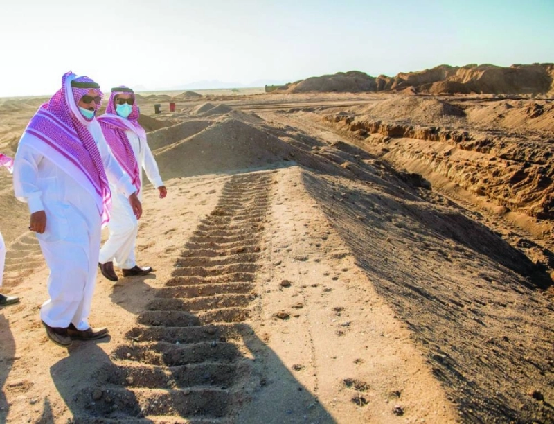 فيصل بن مشعل متفقدا الطريق (مكة)