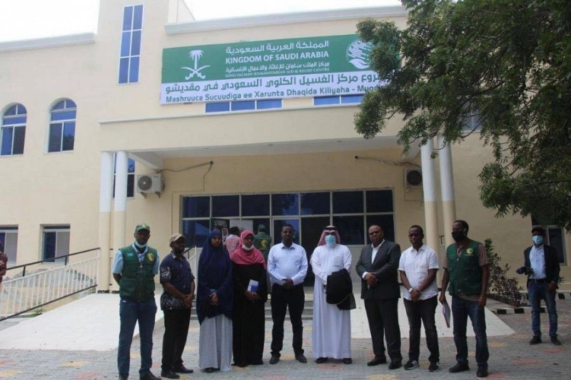 السفير السعودي ومسؤولو الصحة الصومالية (واس)