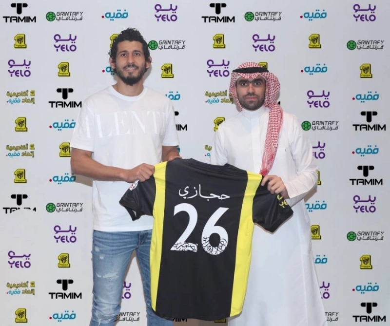 حجازي بجانب كعكي خلال تقديمه أمس