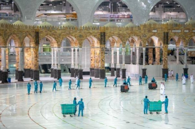 من عملية تعقيم المسجد الحرام وساحاته الخارجية (مكة)