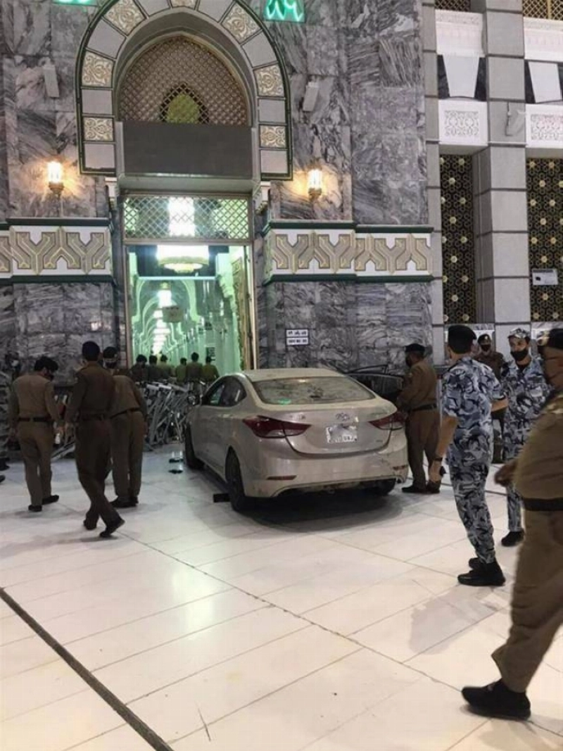 السيارة بعد ارتطامها بأحد أبواب الحرم (مكة)