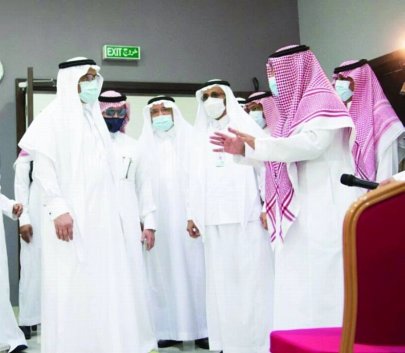 حمد آل الشيخ لدى زيارته أمس إدارة تعليم جدة (مكة)