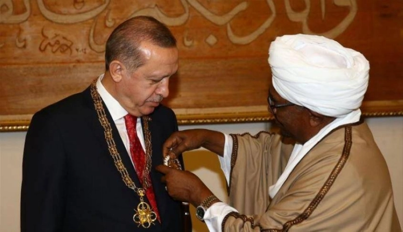 البشير توج إردوغان بأعلى النياشين قبل سقوطه (مكة)