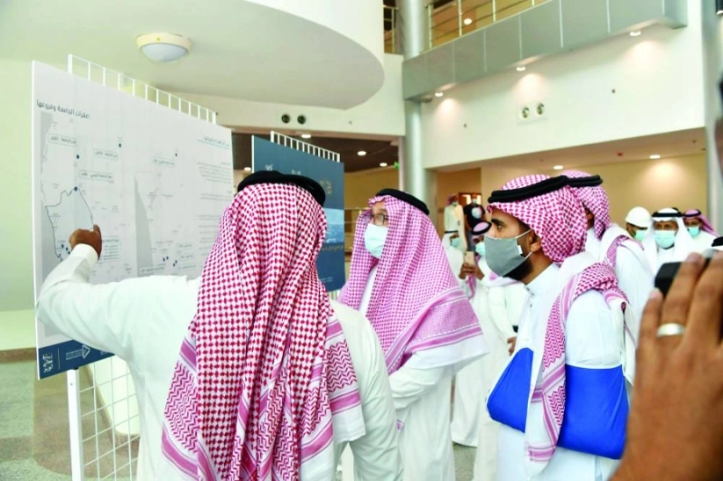 حمد آل الشيخ خلال تجوله بجامعة جدة (مكة)