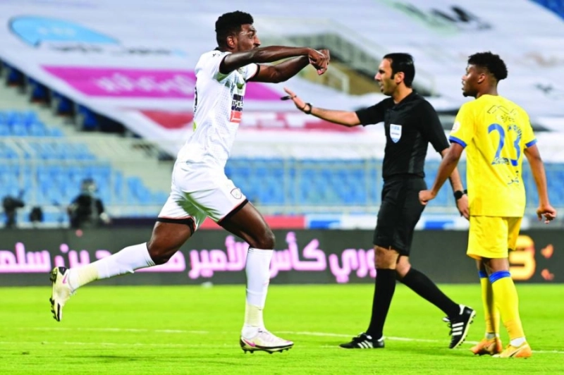 شراحيلي يحتفل بالهدف الضجة في النصر ويظهر الحكم الحنفوش (إعلامي الشباب)