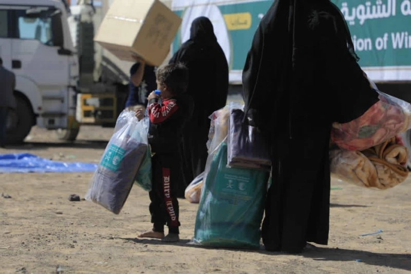 مركز الملك سلمان للإغاثة يدشن مشروع توزيع 12 ألف حقيبة شتوية للنازحين في محافظات يمنية عدة
