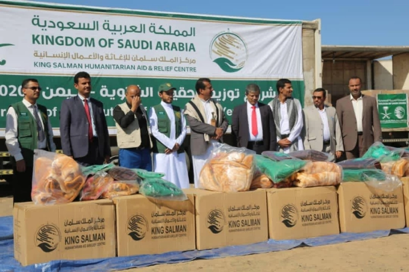 مركز الملك سلمان للإغاثة يدشن مشروع توزيع 12 ألف حقيبة شتوية للنازحين في محافظات يمنية عدة
