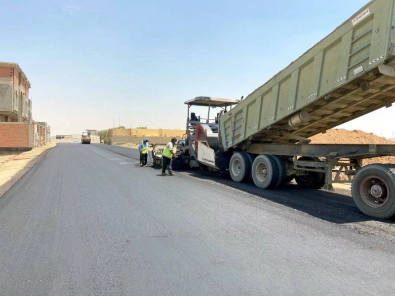 من أعمال السفلتة بأحد الطرق في جدة (مكة)
