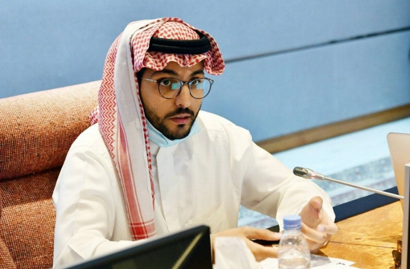 راكان العطيشان خلال ترؤسه اجتماع اللجنة (مكة)