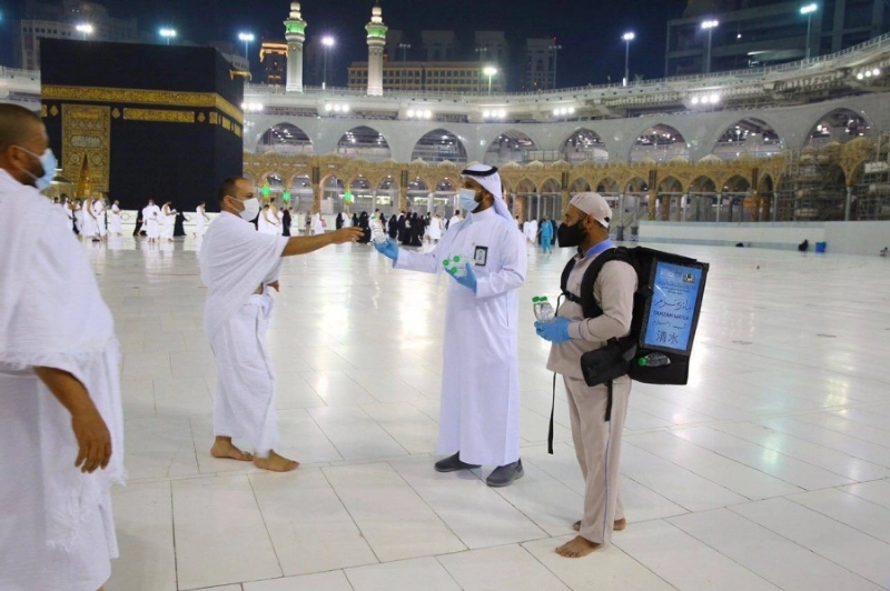 من توزيع عبوات زمزم على المعتمرين (مكة)