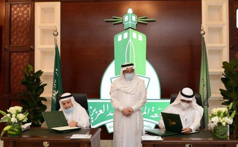 آل الشيخ لدى رعايته توقيع الاتفاقية (مكة)