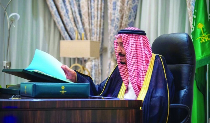 الملك سلمان لدى ترؤسه جلسة مجلس الوزراء عبر الاتصال المرئي أمس الأول (واس)