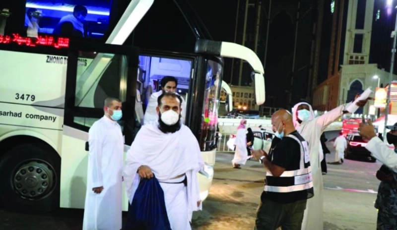 معتمرون لدى وصولهم (مكة)