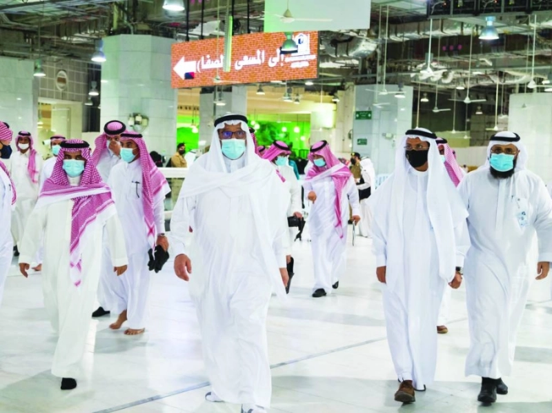 حمد آل الشيخ خلال جولته على المشروعات البحثية (مكة)