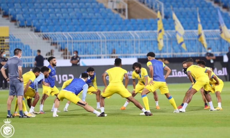 جانب من إحماء فريق النصر قبل مباراته أمام القادسية أمس (إعلامي النصر)