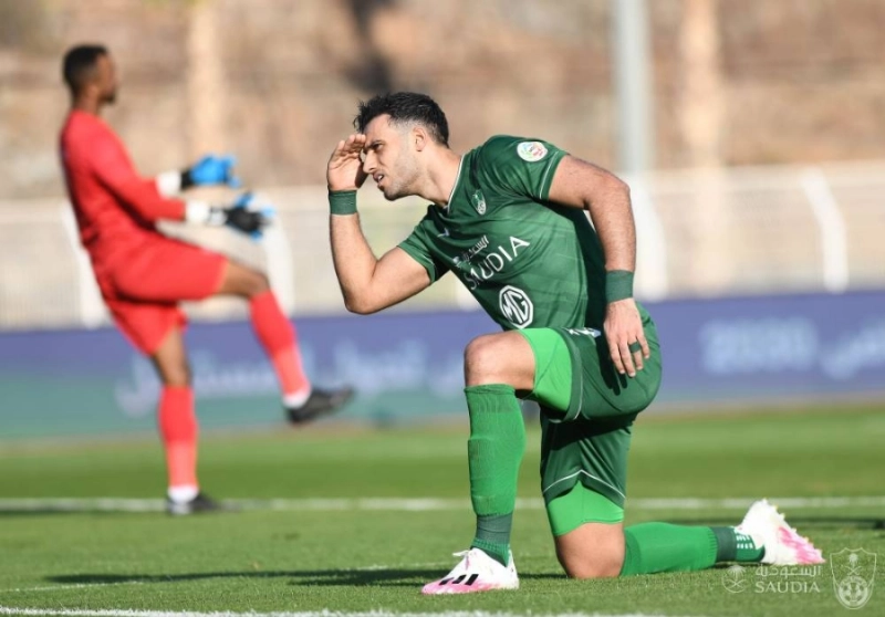 عمر السومة محتفلا بأحد أهدافه في العين أمس (إعلامي الأهلي)