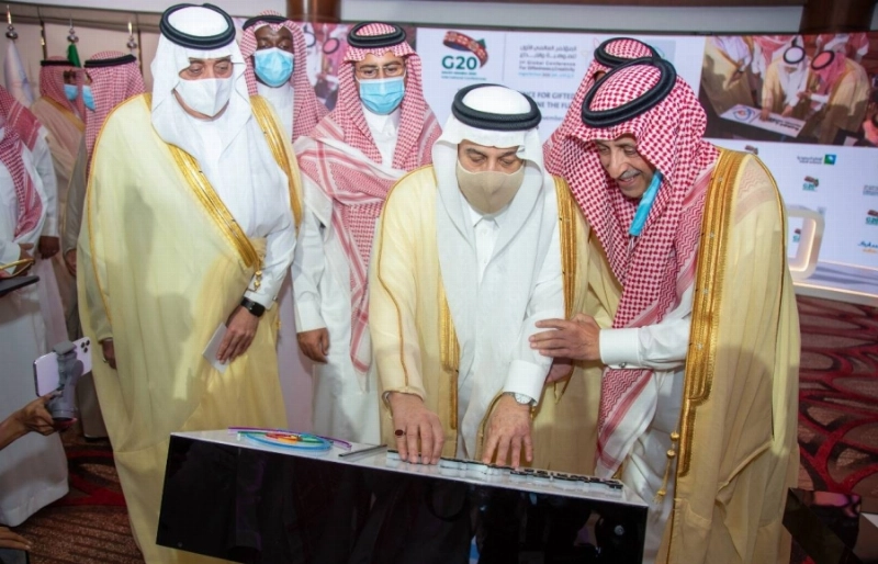 فيصل بن بندر خلال افتتاح المؤتمر (مكة)