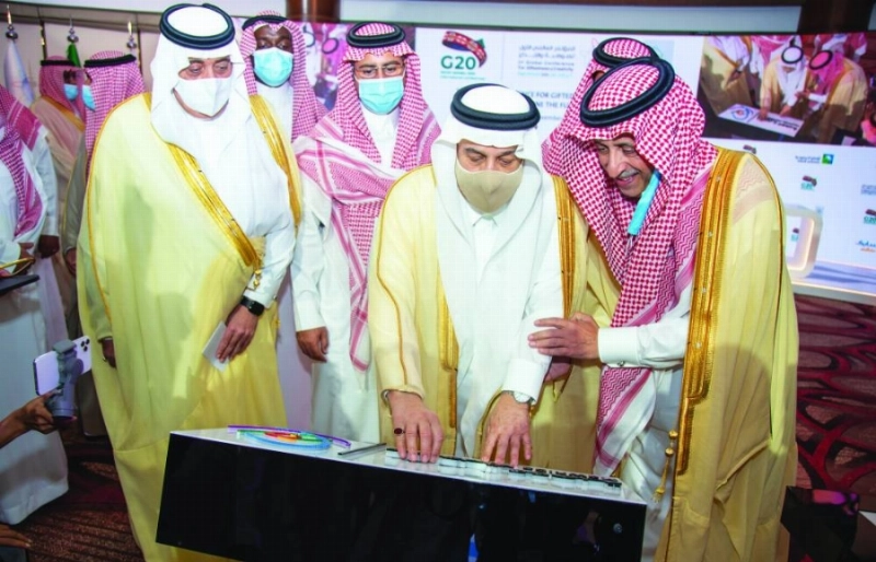 فيصل بن بندر خلال افتتاح مؤتمر موهبة (مكة)