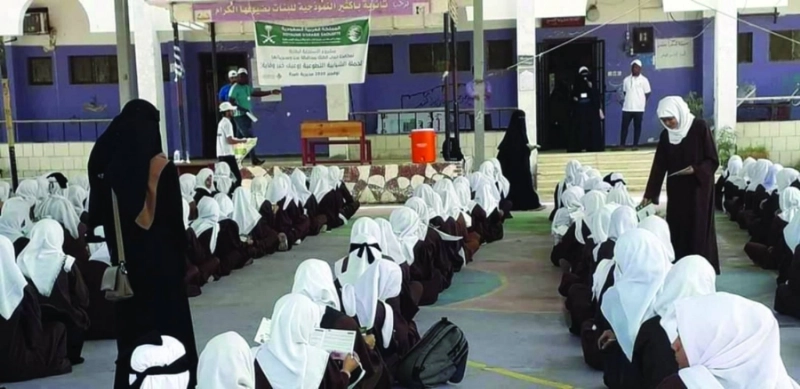 جانب من توعية طالبات المدارس بحمى الضنك (واس)
