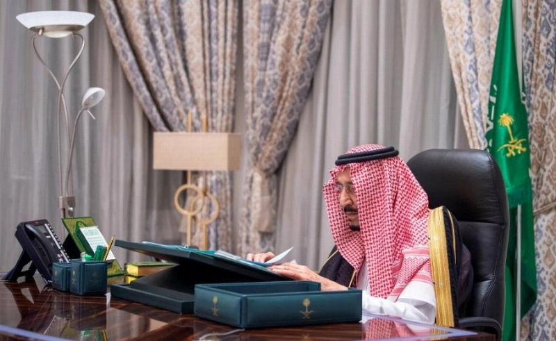 الملك سلمان لدى ترؤسه جلسة مجلس الوزراء عبر الاتصال المرئي أمس الأول (واس)