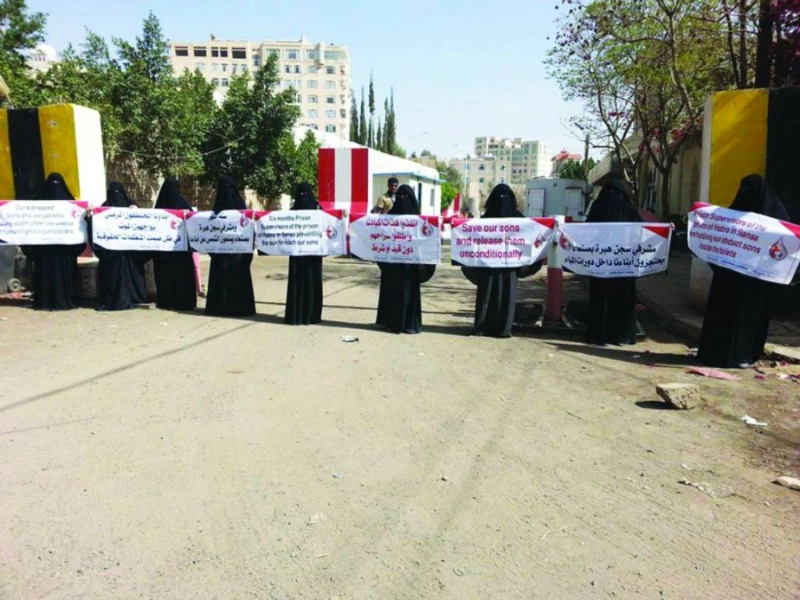 رابطة أمهات المختطفين في سجون الحوثي تفضح جرائم الميليشيات (مكة)